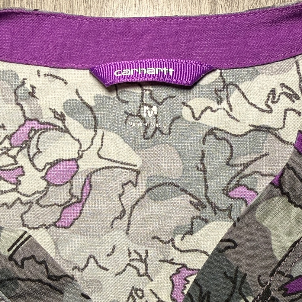 Carhartt Women's Gray Floral Camo and heartsoul tropical scrub top medium - Picture 3 of 5